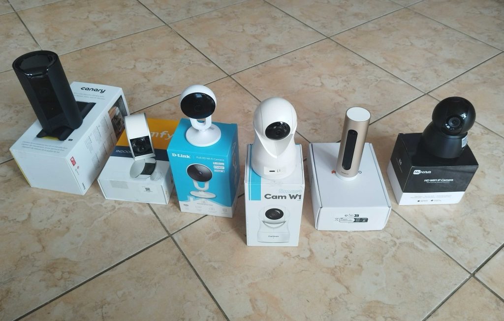 Alle getesteten Indoor-Überwachungskameras auf der Verpackung