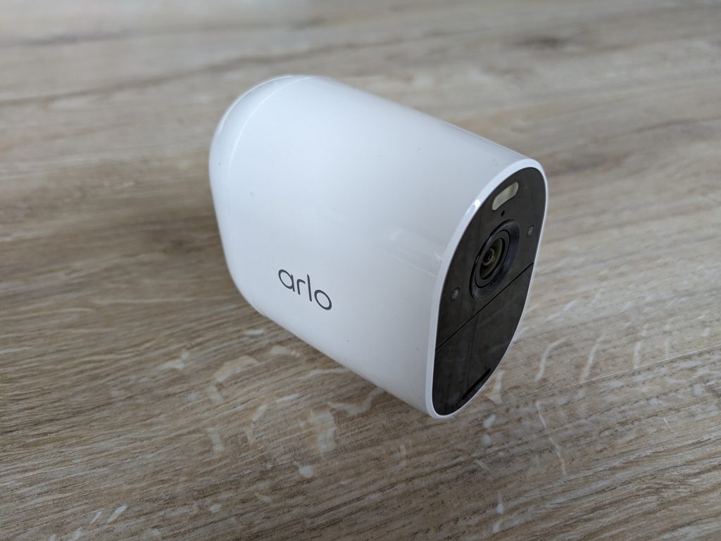 Arlo Essential Spotlight Überwachungskamera von der Seite