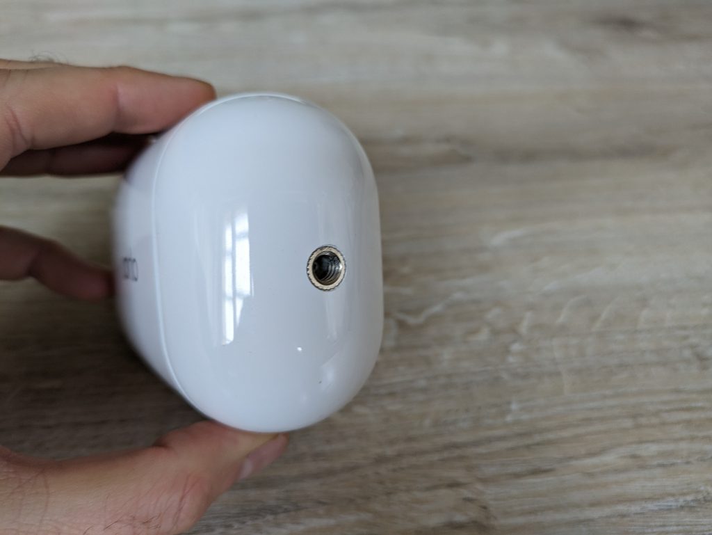 Arlo Essential Spotlight Überwachungskamera von hinten