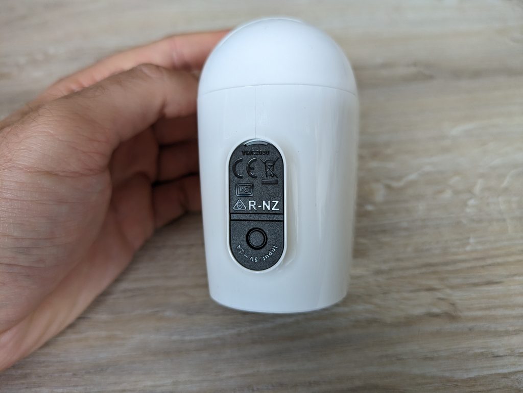 Arlo Essential Spotlight Überwachungskamera von unten
