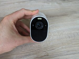 Arlo Essential Spotlight Überwachungskamera von vorne