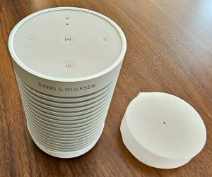 Bang & Olufsen Beosound Explore Bluetooth-Lautsprecher Abdeckung oben abgenommen