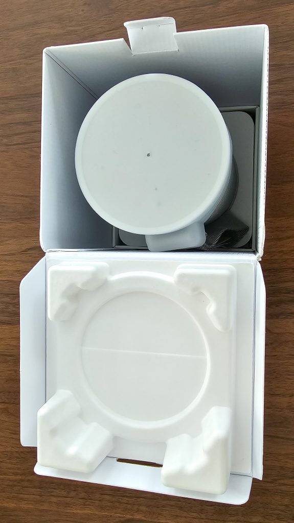 Bang & Olufsen Beosound Explore Bluetooth-Lautsprecher Verpackung geöffnet