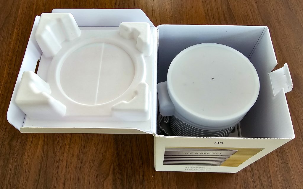 Bang & Olufsen Beosound Explore Bluetooth-Lautsprecher Verpackung von oben
