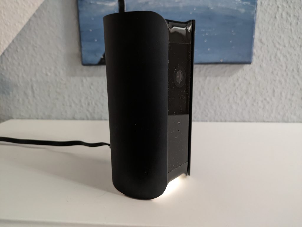 Canary Pro Überwachungskamera auf Komode v1