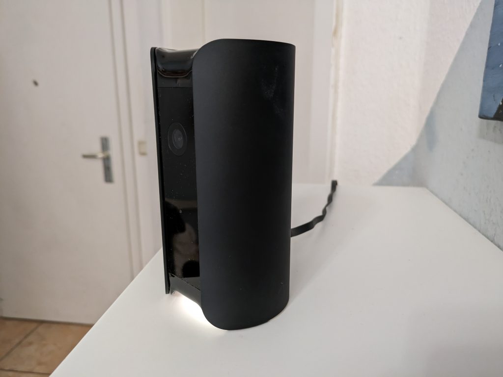 Canary Pro Überwachungskamera auf Komode v2
