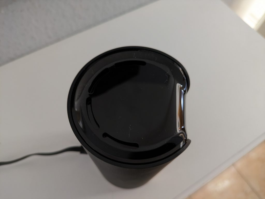 Canary Pro Überwachungskamera auf Komode v4