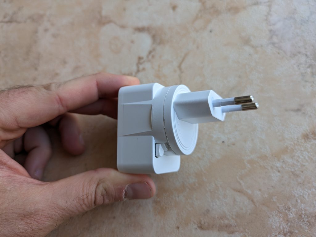 D-Link DCS 8300LHV2 mydlink Überwachungskamera Netzadapter mit Schukostecker von der Seite