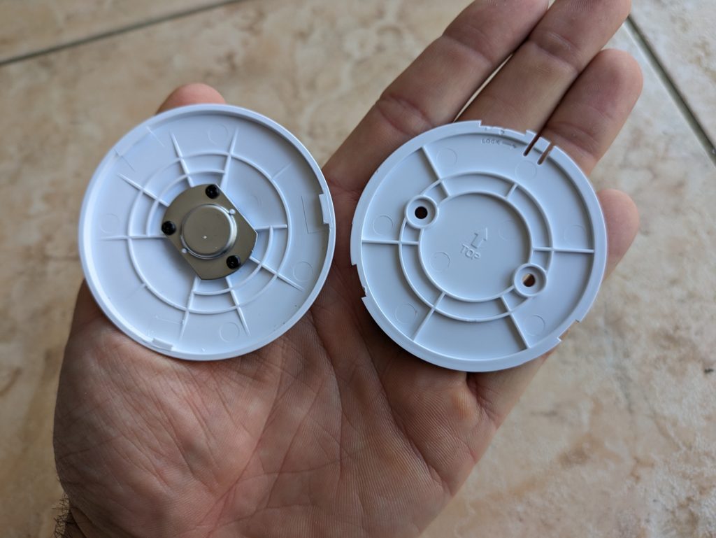 D-Link DCS 8300LHV2 mydlink Überwachungskamera von unten mit gelöster Halterung