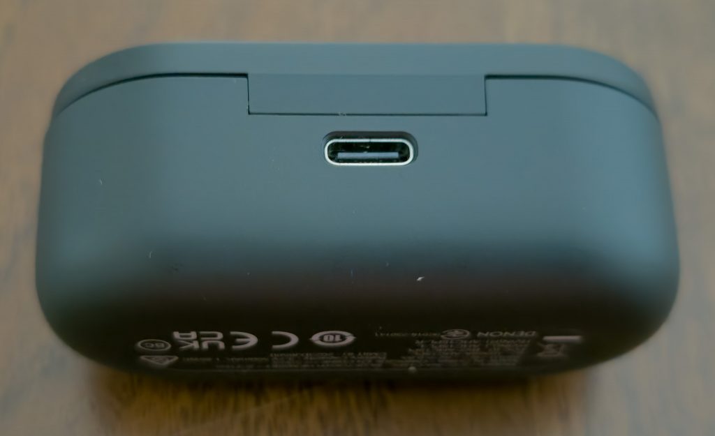 Denon PerL Pro Kopfhörer Ladecase Rückseite
