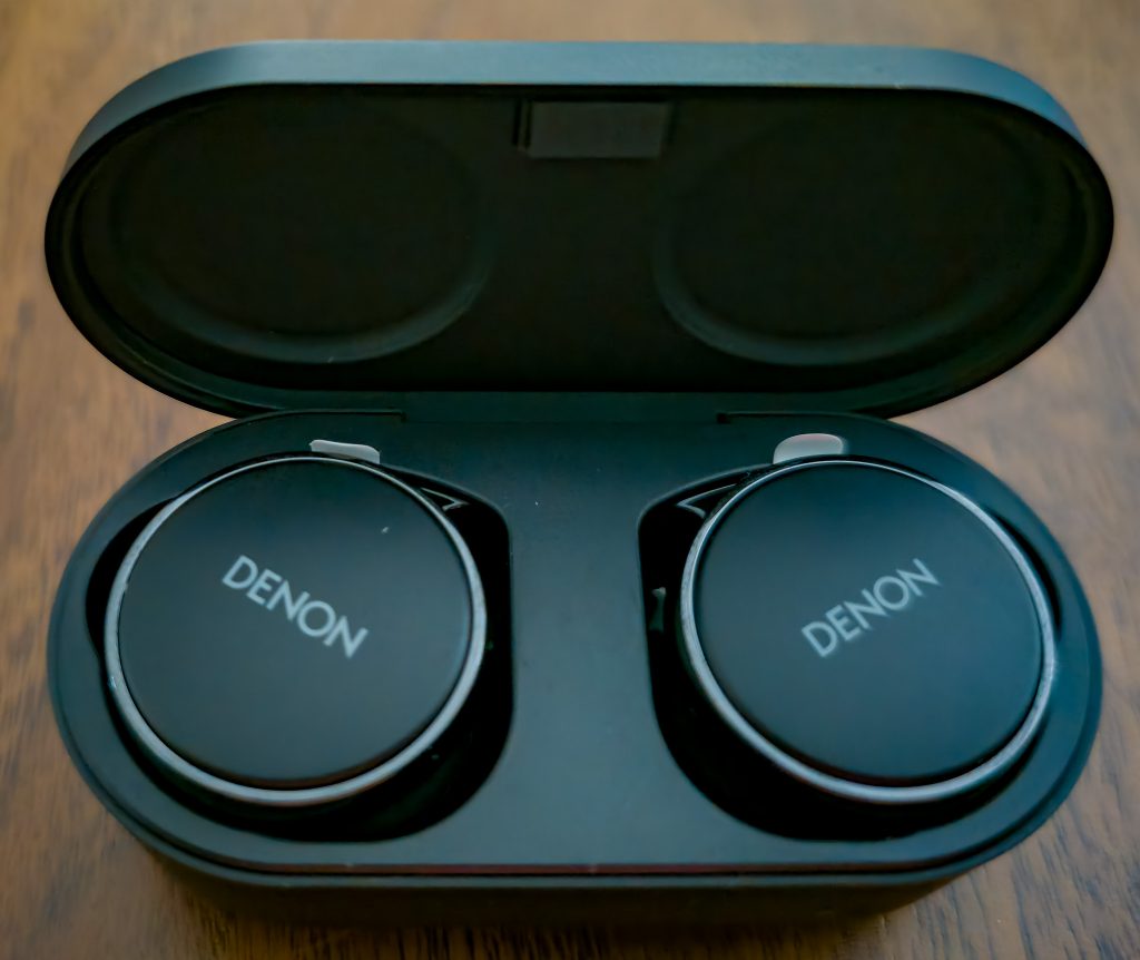 Denon PerL Pro Kopfhörer im Ladecase