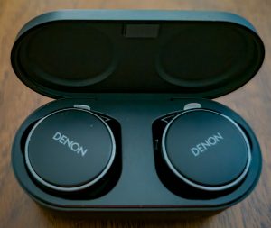 Denon PerL Pro Kopfhörer im Ladecase
