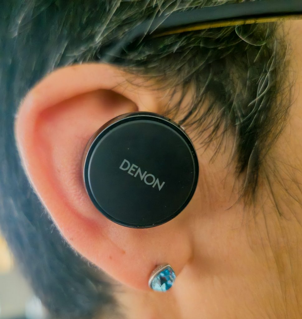 Denon PerL Pro Kopfhörer im Ohr