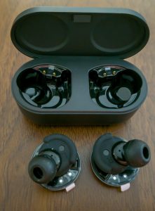 Denon PerL Pro Kopfhörer umgekehrt vor geöffnetem Ladecase