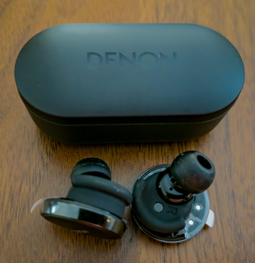 Denon PerL Pro Kopfhörer vor Ladecase