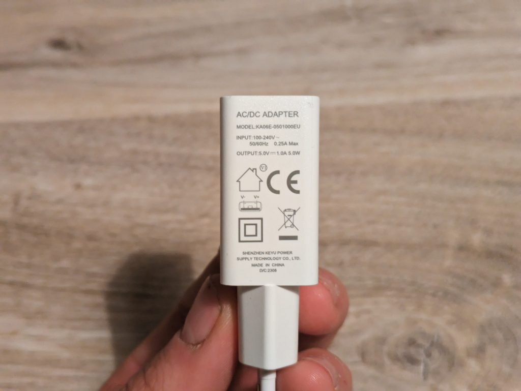 Detailansicht des Netzadapters der Owltron O1 Überwachungskamera