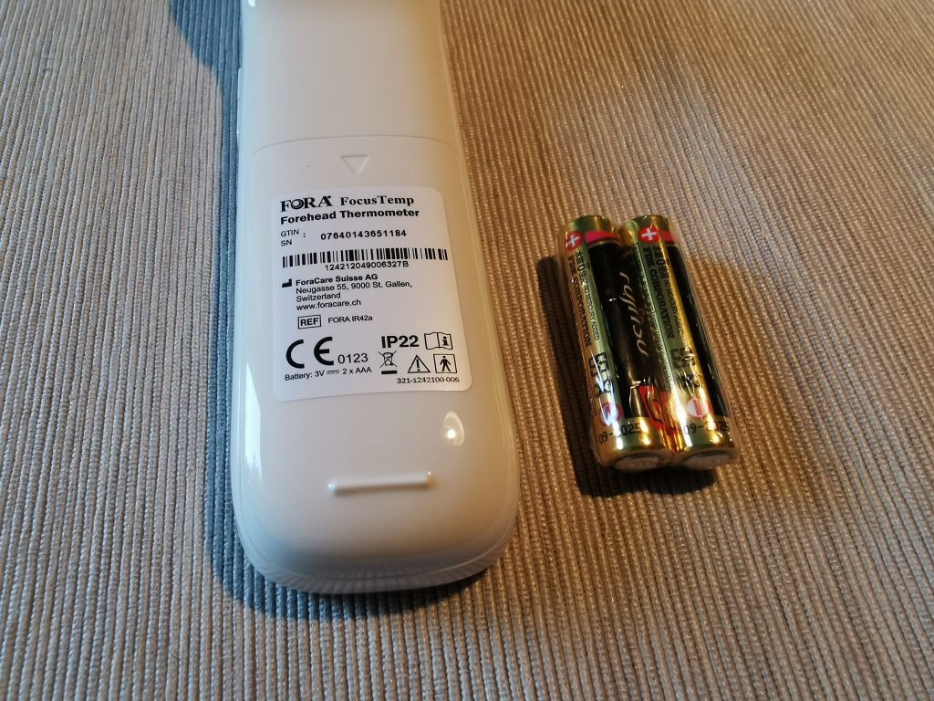 FORA IR42 Stirnthermometer Batteriefach und Batterien