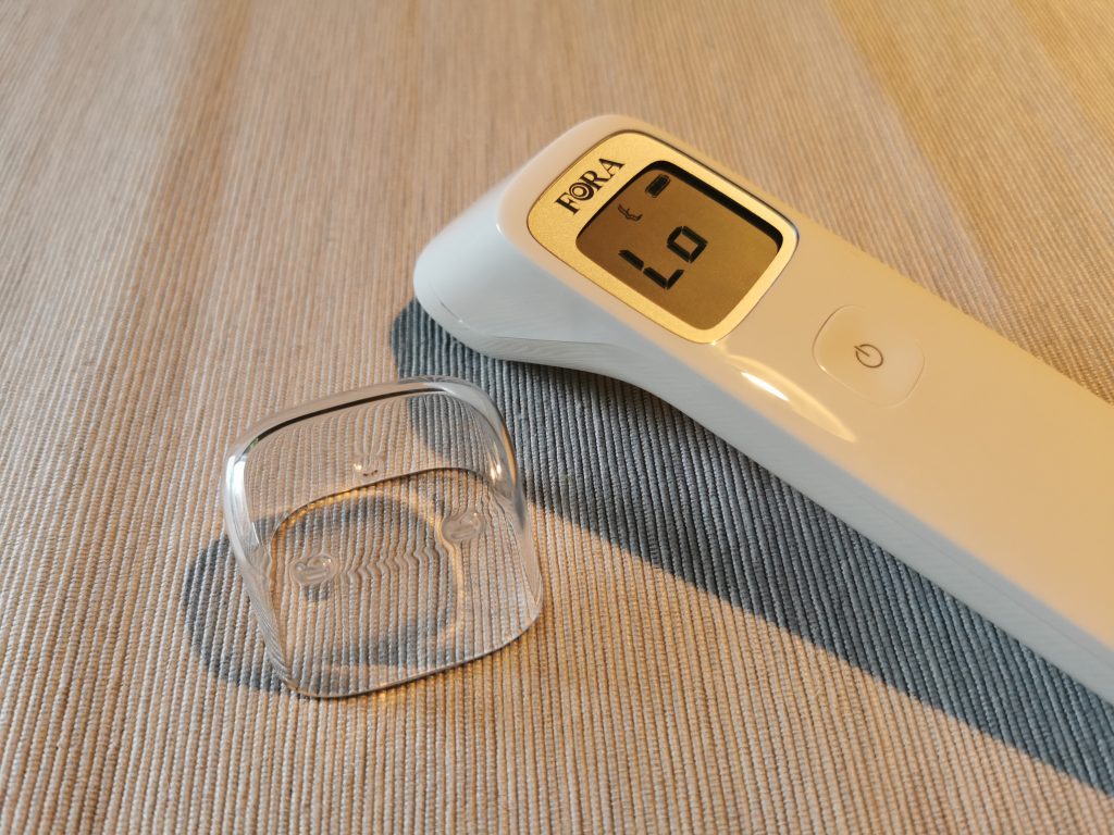 FORA IR42 Stirnthermometer Display und Schutzkappe