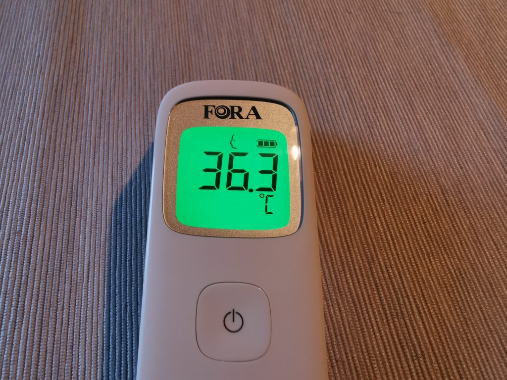 FORA IR42 Stirnthermometer Messwert beleuchtet