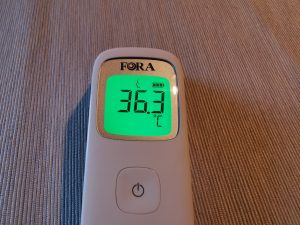 FORA IR42 Stirnthermometer Messwert beleuchtet