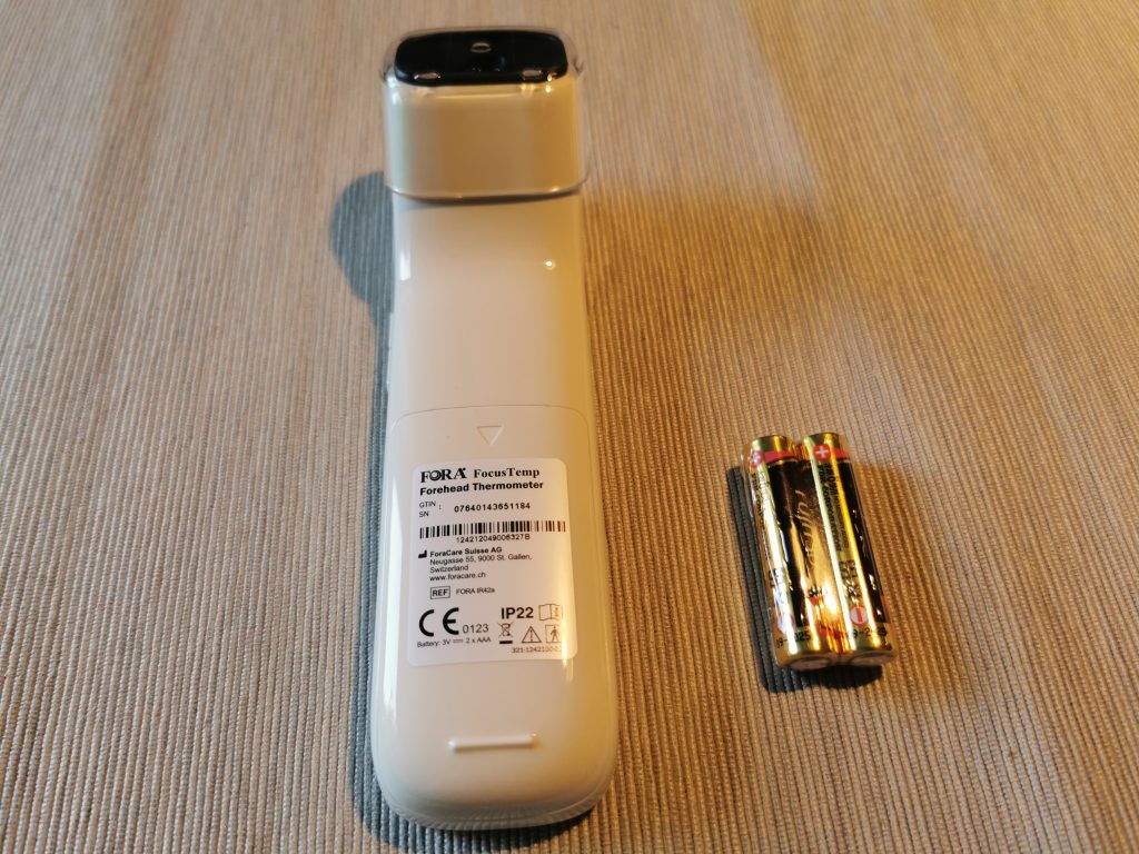FORA IR42 Stirnthermometer Rückansicht mit Batterien