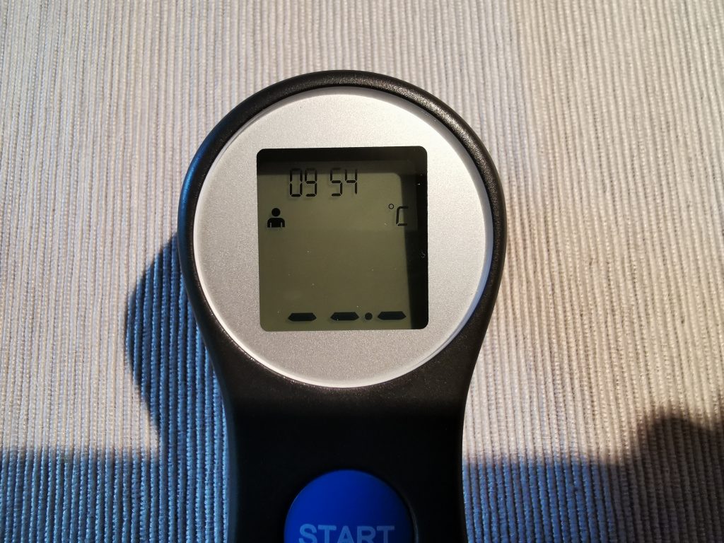 Femometer DET-306 Stirnthermometer Display eingeschaltet Uhrzeit