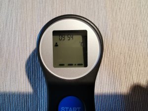 Femometer DET-306 Stirnthermometer Display eingeschaltet Uhrzeit