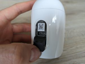 Geöffnete Schutzklappe der Arlo Essential Spotlight Überwachungskamera