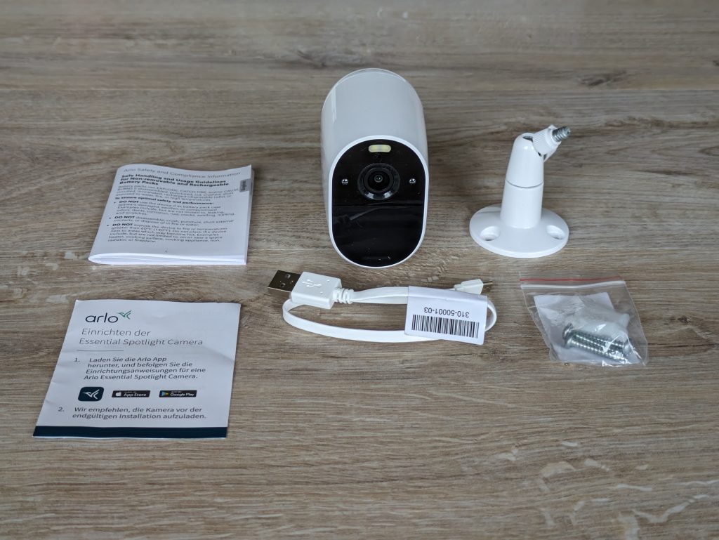 Gesamter Lieferumfang der Arlo Essential Spotlight Überwachungskamera