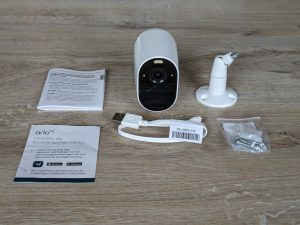 Gesamter Lieferumfang der Arlo Essential Spotlight Überwachungskamera