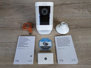 Gesamter Lieferumfang der Ring Spotlight Cam Pro Überwachungskamera