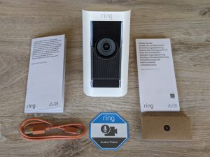 Gesamter Lieferumfang der Ring Stick Up Cam Pro Überwachungskamera