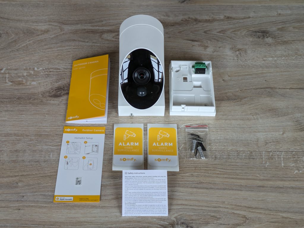 Gesamter Lieferumfang der Somfy 2401563 Überwachungskamera