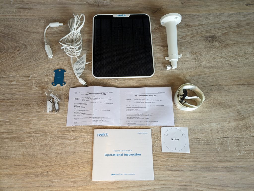 Gesamter Lieferumfang des Solarmoduls der Reolink Argus PT Ultra Überwachungskamera