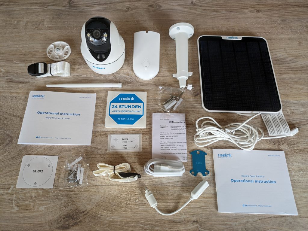 Gesamter Lieferumfang von Solarmodul und Reolink Argus PT Ultra Überwachungskamera