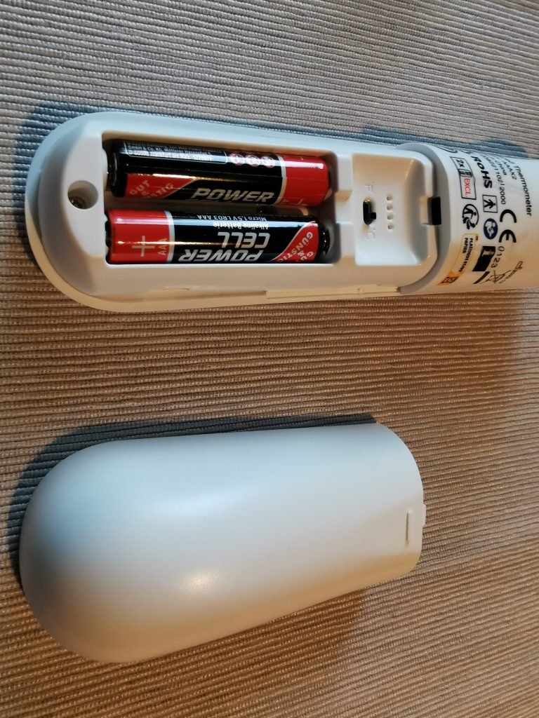 Grundig 20021 Stirnthermometer Batterien im Batteriefach
