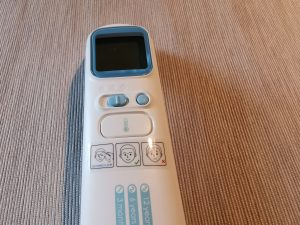 Grundig 20021 Stirnthermometer Detail Bedienelemente