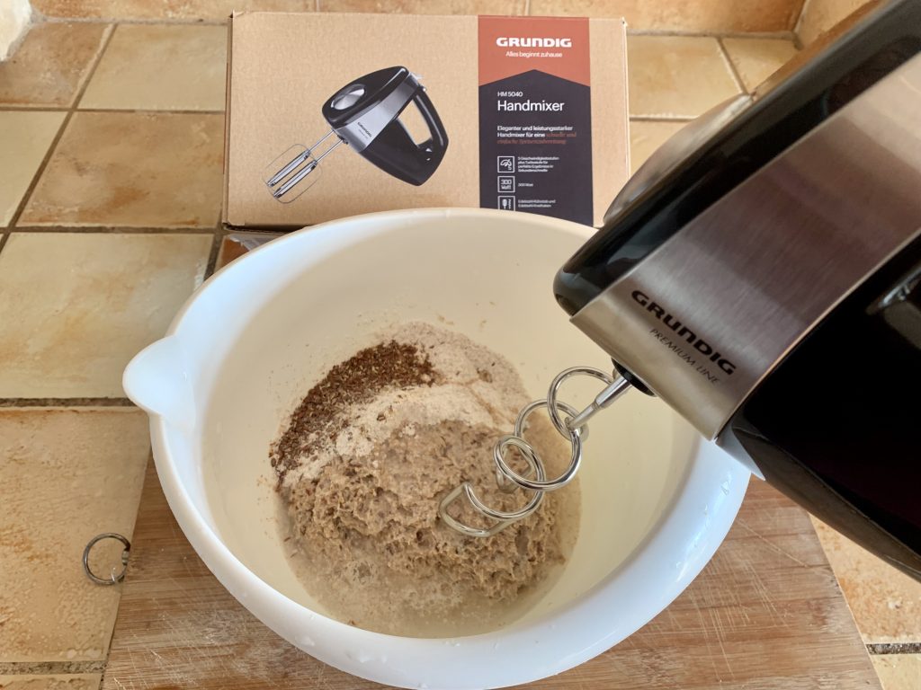 Grundig HM 5040 Handmixer beim Kneten