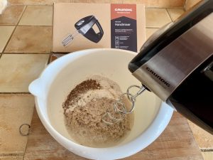 Grundig HM 5040 Handmixer beim Kneten