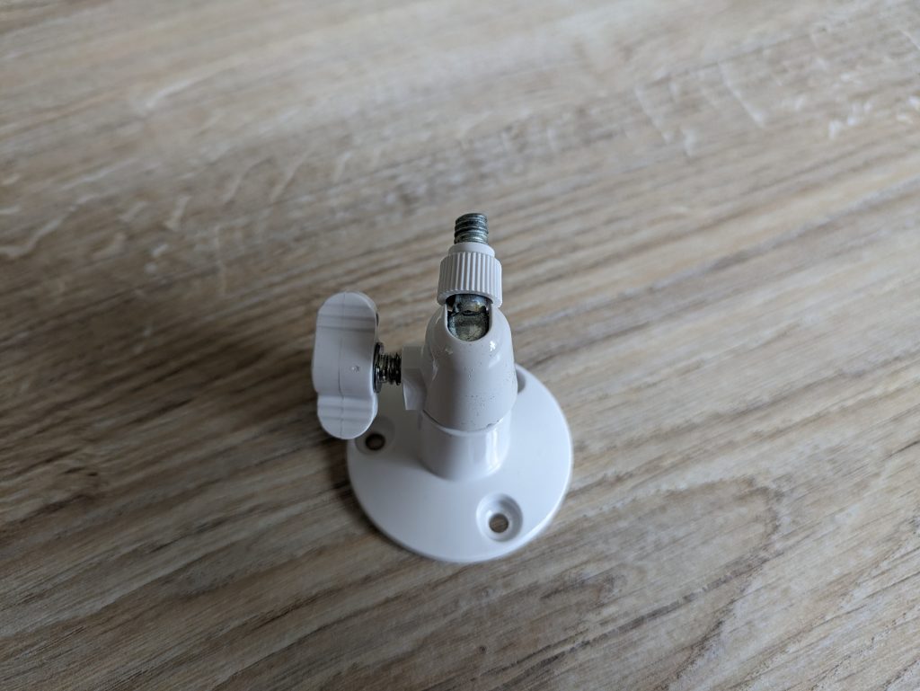 Halterung der Arlo Essential Spotlight Überwachungskamera von hinten
