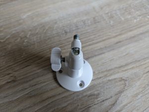 Halterung der Arlo Essential Spotlight Überwachungskamera von hinten