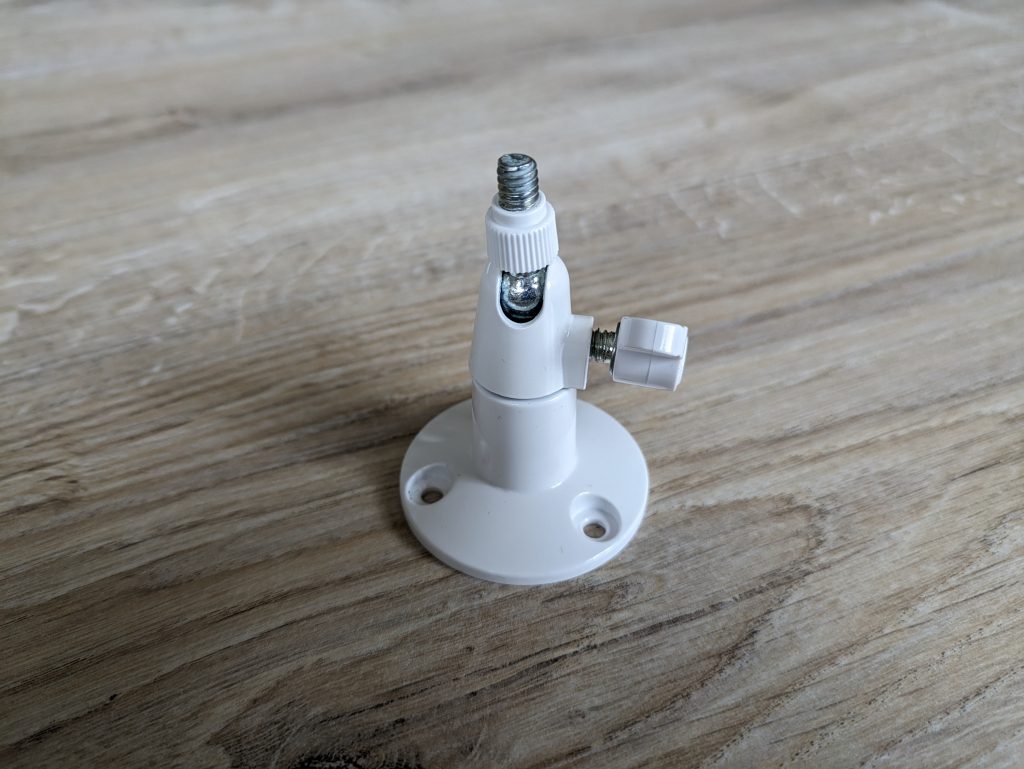 Halterung der Arlo Essential Spotlight Überwachungskamera von vorne