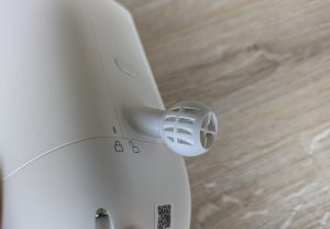 Halterung der Ring Spotlight Cam Pro Überwachungskamera von links