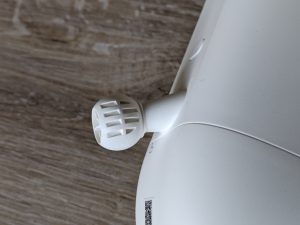 Halterung der Ring Spotlight Cam Pro Überwachungskamera von rechts