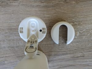 Halterung der Ring Stick Up Cam Pro Überwachungskamera mit entfernter Abdeckung