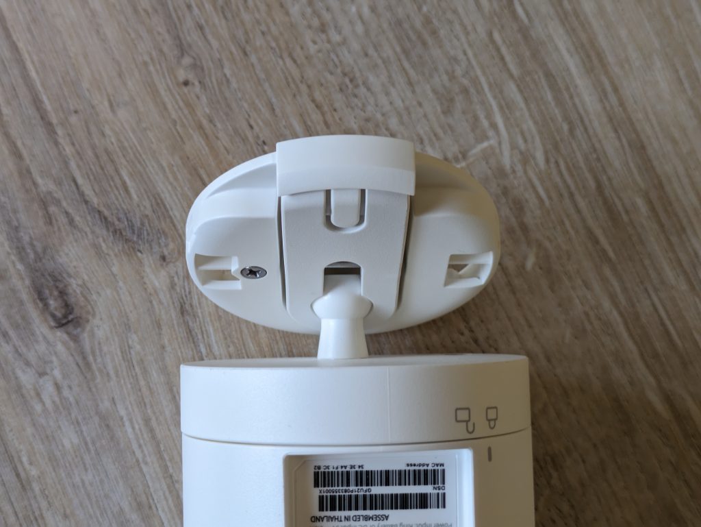 Halterung der Ring Stick Up Cam Pro Überwachungskamera von vorne zusammengeklappt