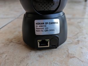 HiKam Q8 Überwachungskamera von hinten Nahansicht der Anschlüsse
