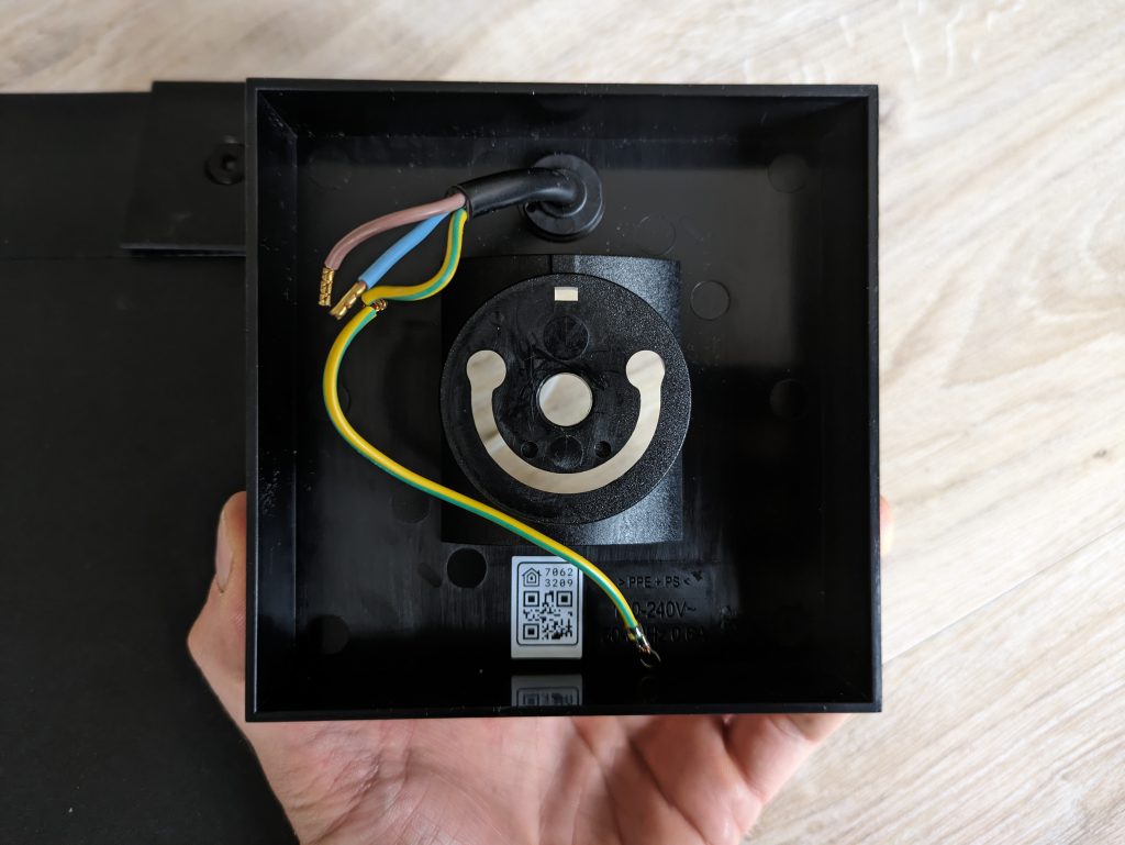 Hülle der Anschlüss der Netatmo Presence Überwachungskamera von hinten
