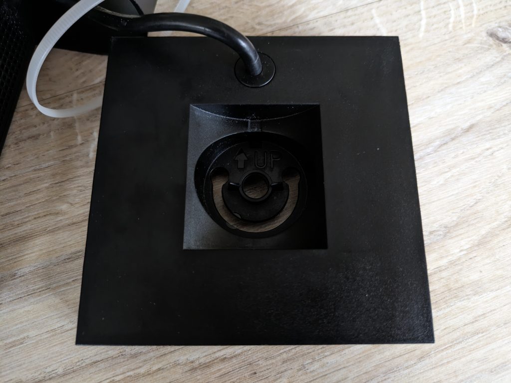 Hülle der Anschlüsse der Netatmo Presence Überwachungskamera von vorne