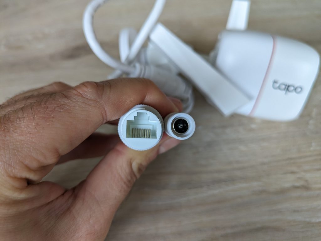 LAN-Anschluss und Stromanschluss der TP-Link Tapo C310 Überwachungskamera
